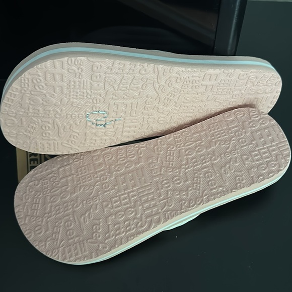 NWT Girls Reef flip flops - Picture 3 of 3